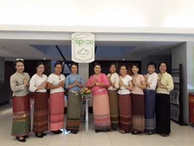 The warm atmosphere with costomers, Pretty girl