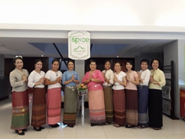 บรรยากาศอันแสนอบอุ่นกับลูกค้าสาวสวย